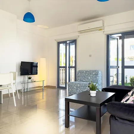 Cozy Beachside With Pool Access - Ideal For Relaxation Apartment